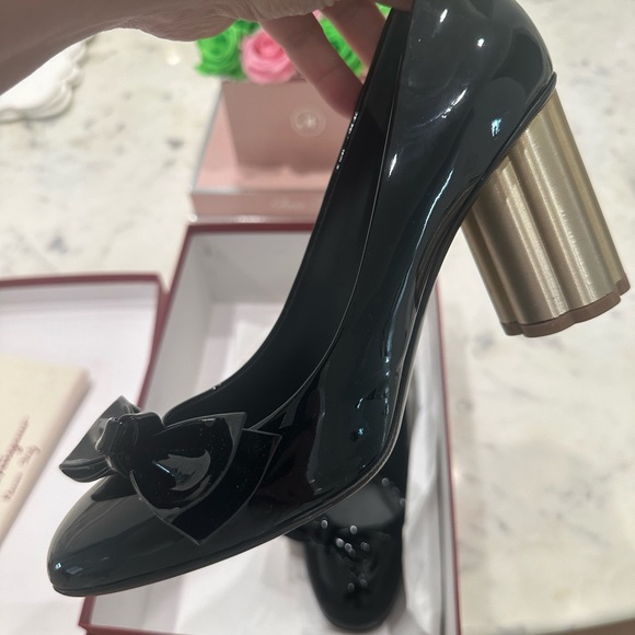 Ferragamo black patent leather pumps with gold heels . - Picture 2 of 5